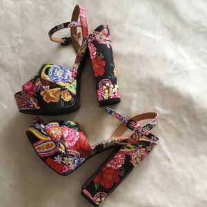 Chinese laundry Aquarius Paisley heels